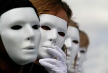 Життя під маскою лицемірство