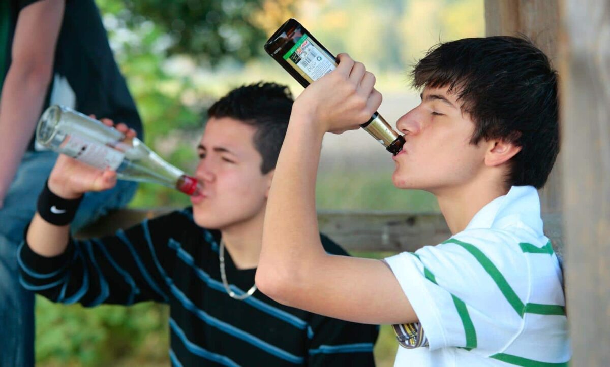 дитячий алкоголізм