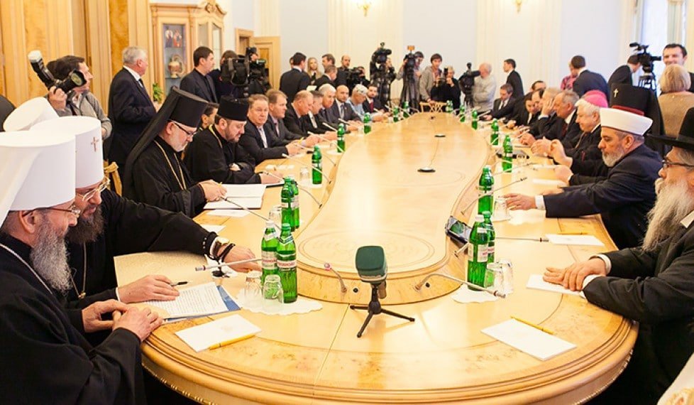 релігійною спільнотою