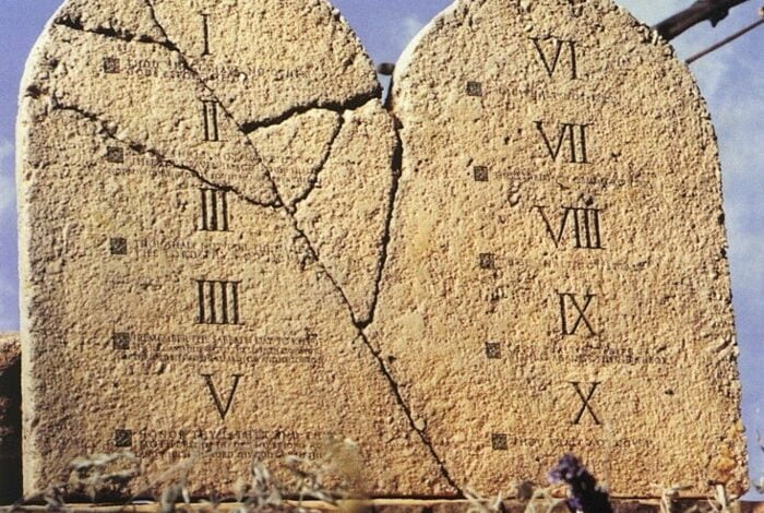 обеліск із Божими заповідями