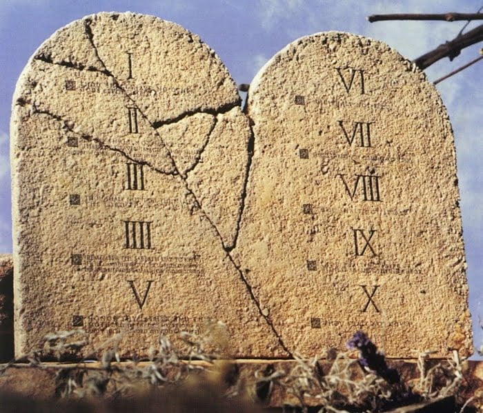 обеліск із Божими заповідями