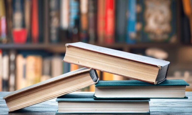 читають книги