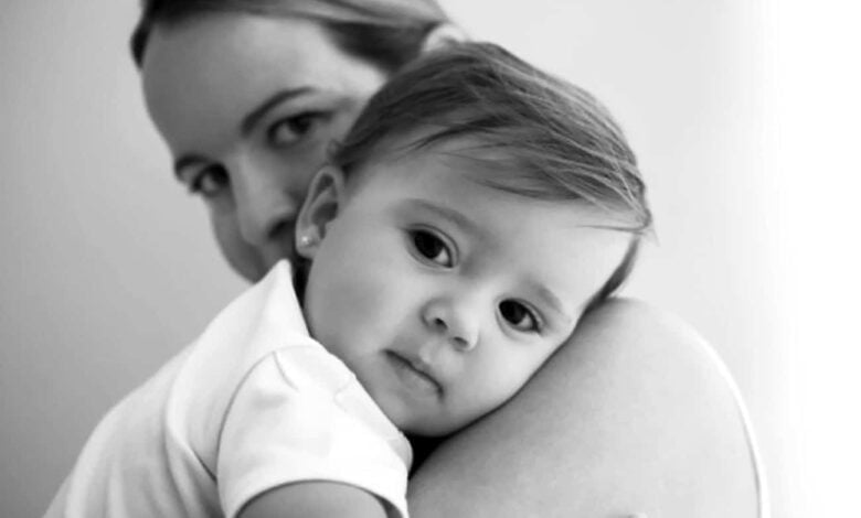 усиновлення