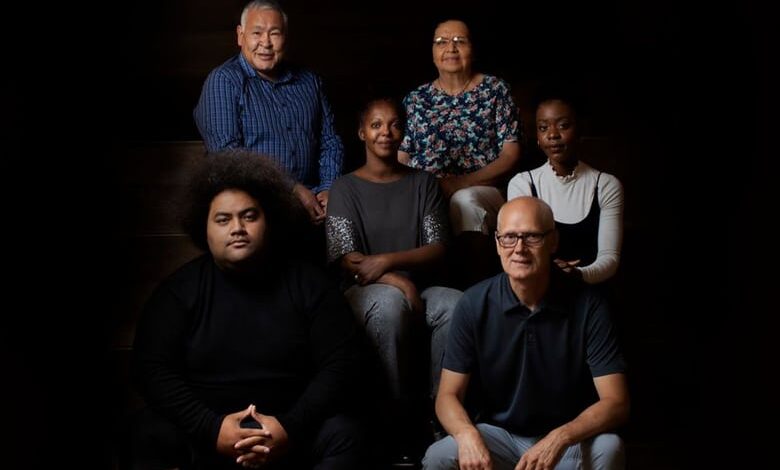 перекладають Біблію