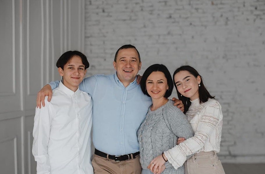 захистив дисертацію