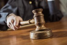 ставити суддями