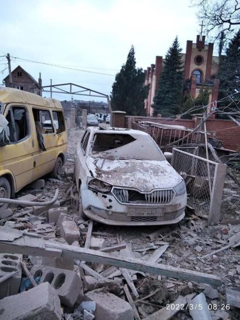 Півмільйона людей у Маріуполі без води, світла, тепла та зв’язку. В баптистських церквах ховається понад 600 людей