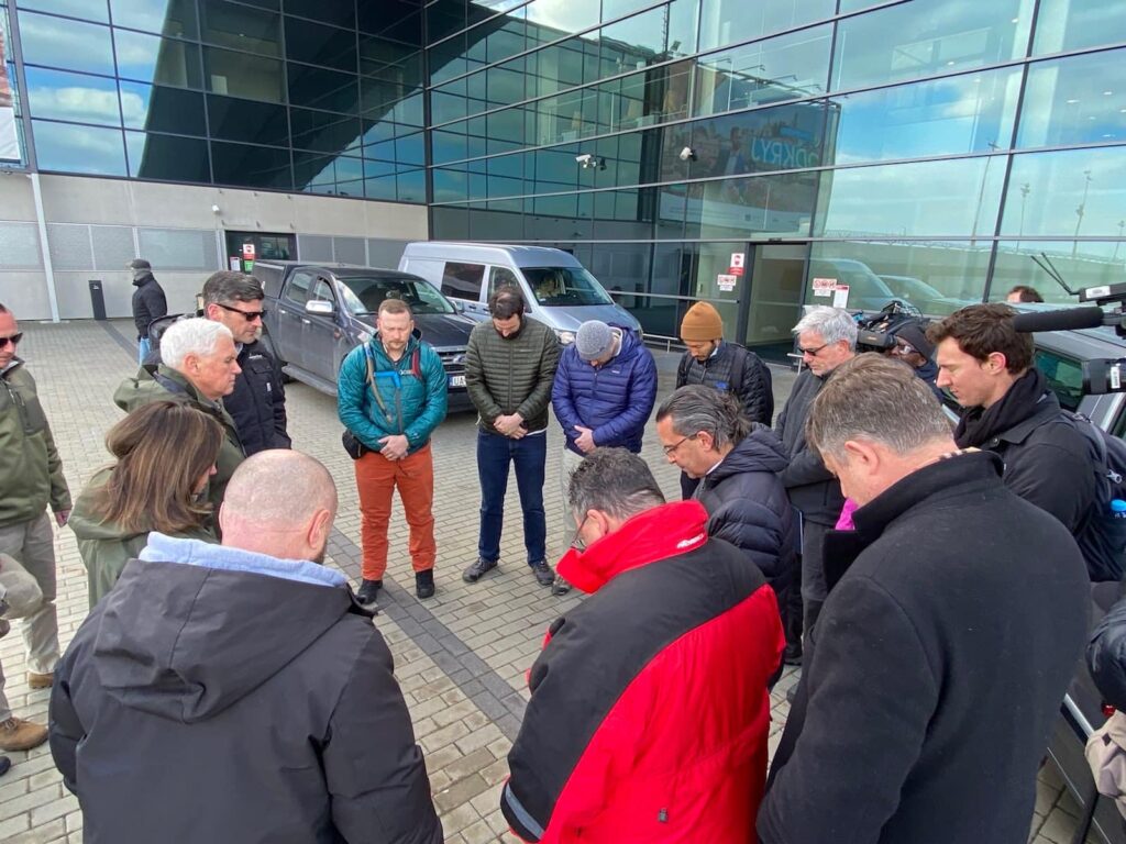 Візит ексвіцепрезидента США з дружиною, відкриття польового шпиталю та літак з вантажем: «Сумка самарянина» продовжує служити Україні