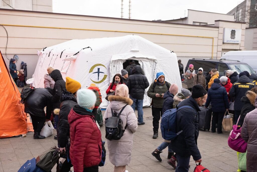 Візит ексвіцепрезидента США з дружиною, відкриття польового шпиталю та літак з вантажем: «Сумка самарянина» продовжує служити Україні