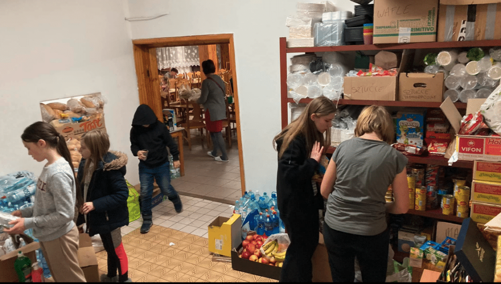 «Це духовна мить»: польські пастори відкривають церкви для біженців, які шукають безпеки в наслідок вторгнення Росії в Україну