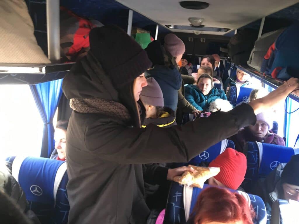 Евакуація та гумдопомога: на Миколаївщині тривають бої, але церкви продовжують служити людям