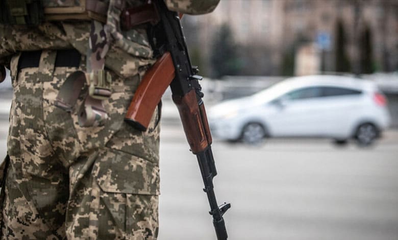 продлить военное положение