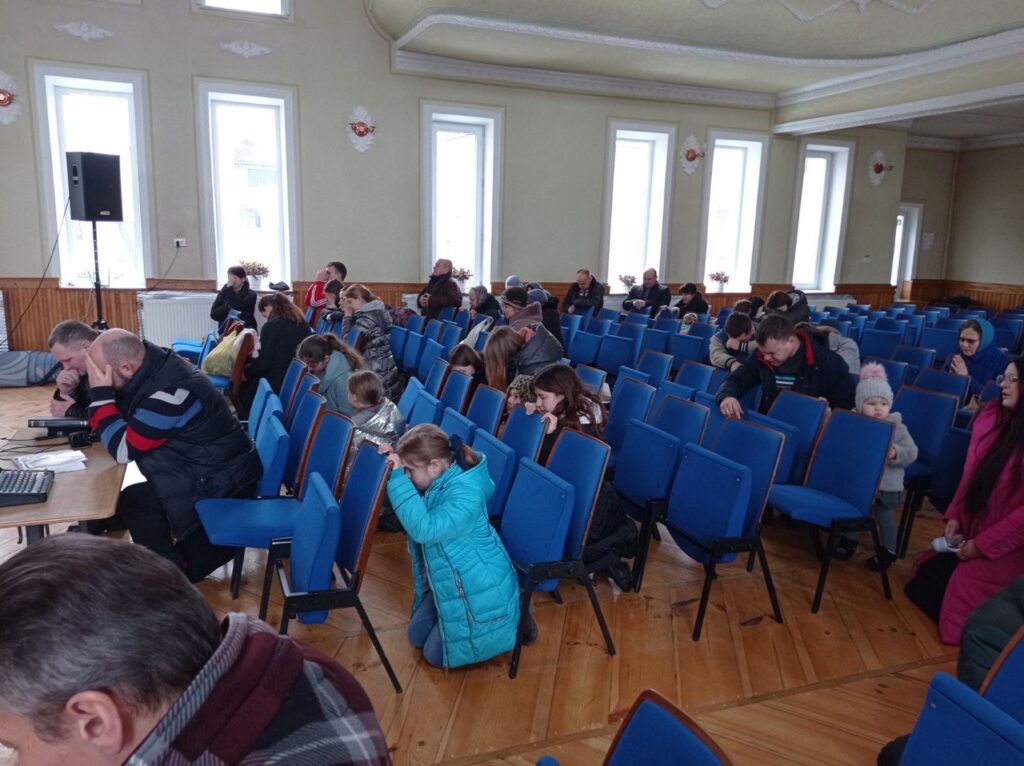 Тернопільщина: поки Кременецька церква служить переселенцям, у Тернополі лунає молитва за Україну під час святкування Дня сім’ї