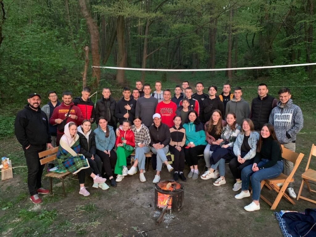 Тернопільщина: поки Кременецька церква служить переселенцям, у Тернополі лунає молитва за Україну під час святкування Дня сім’ї