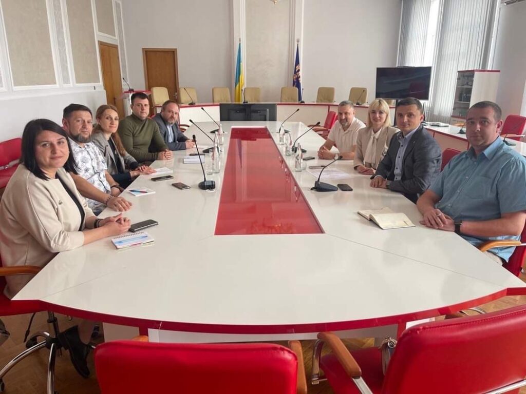 Тернопільщина: поки Кременецька церква служить переселенцям, у Тернополі лунає молитва за Україну під час святкування Дня сім’ї