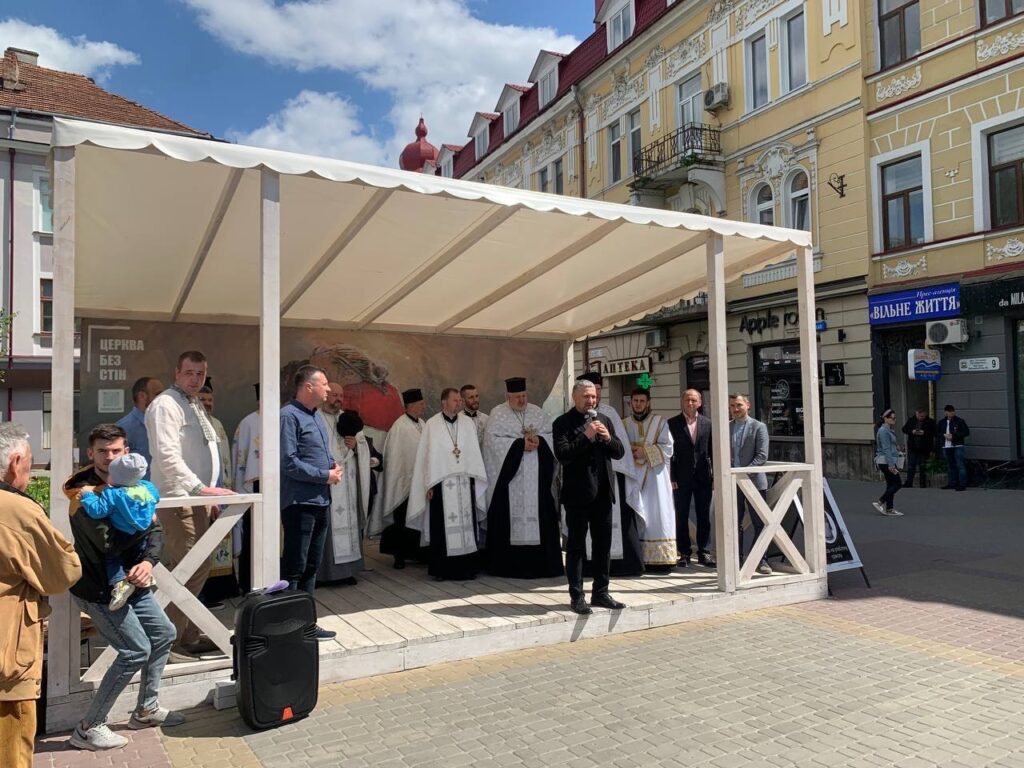 Тернопільщина: поки Кременецька церква служить переселенцям, у Тернополі лунає молитва за Україну під час святкування Дня сім’ї