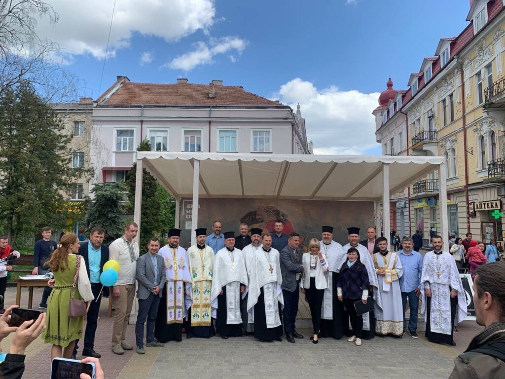 Тернопільщина: поки Кременецька церква служить переселенцям, у Тернополі лунає молитва за Україну під час святкування Дня сім’ї