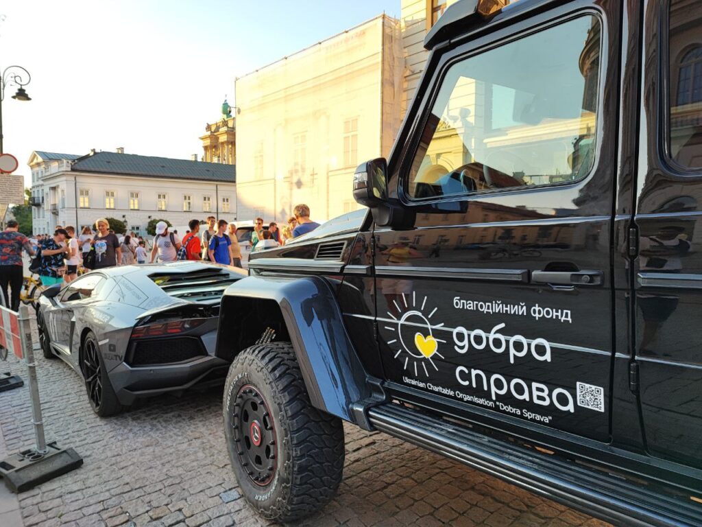 Волонтери з благодійного фонду «Добра Справа» приєдналися до автопробігу OneLife Rally, аби привернути увагу світу до України