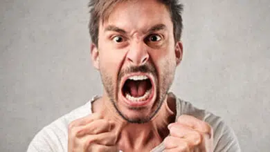 принялся бить