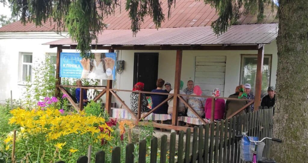 Благодійні очні клініки допомагають людям різних країн чути Євангеліє