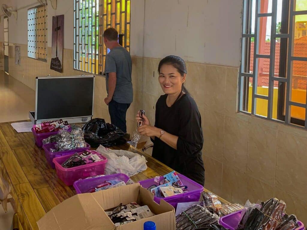 Благодійні очні клініки допомагають людям різних країн чути Євангеліє