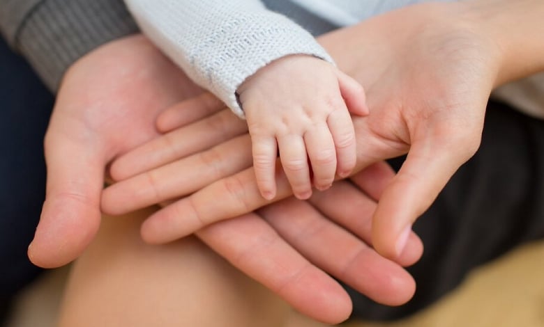 усиновлення