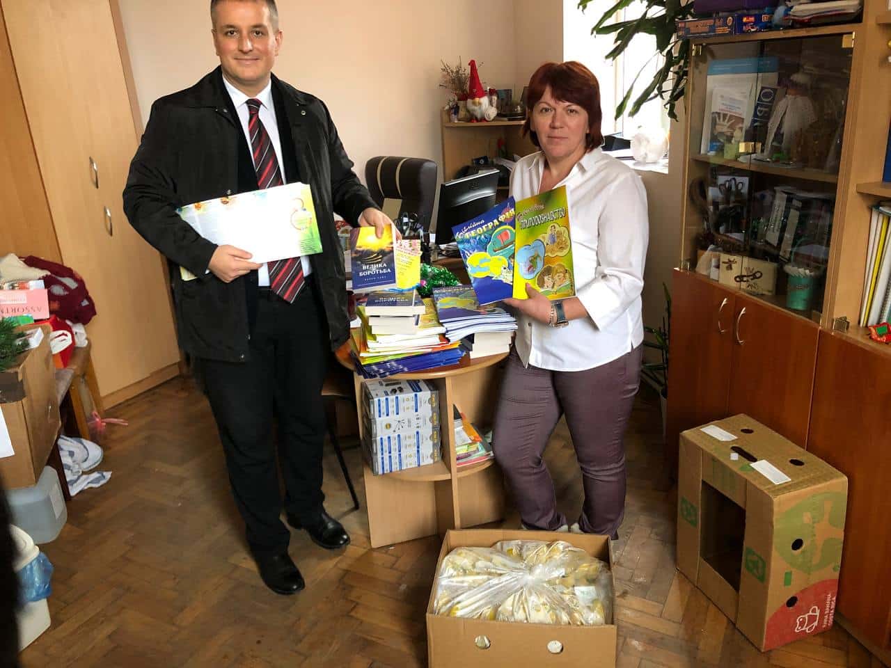 Лікувально-профілактичні заклади Чернівців отримали християнські новорічні подарунки