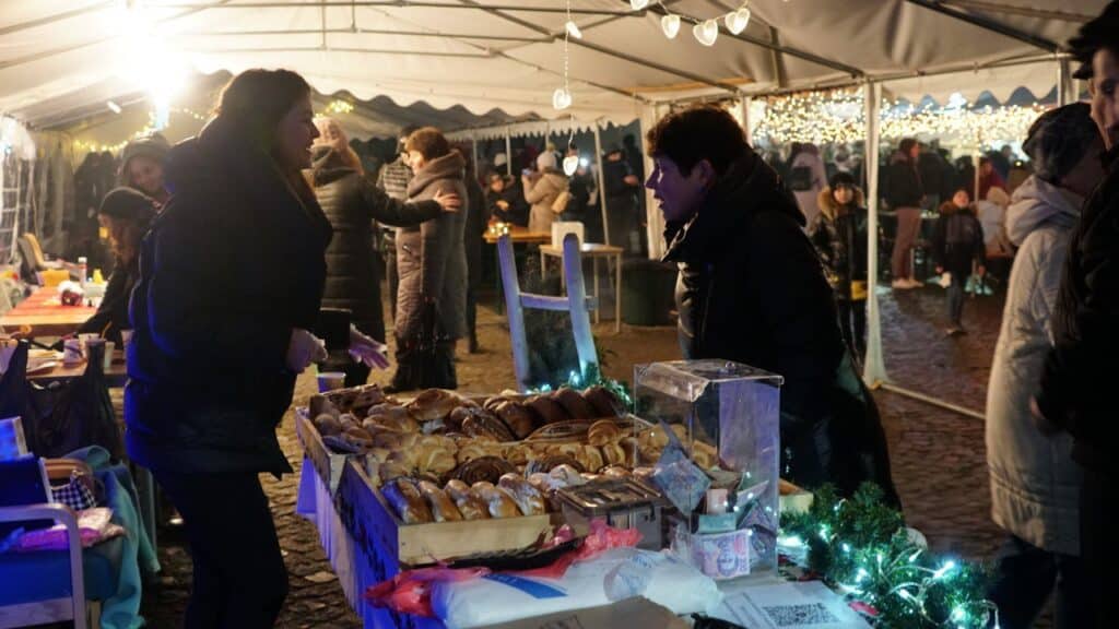 На благодійному ярмарку в Ужгороді християни зібрали 100 тис. грн для дітей-переселенців