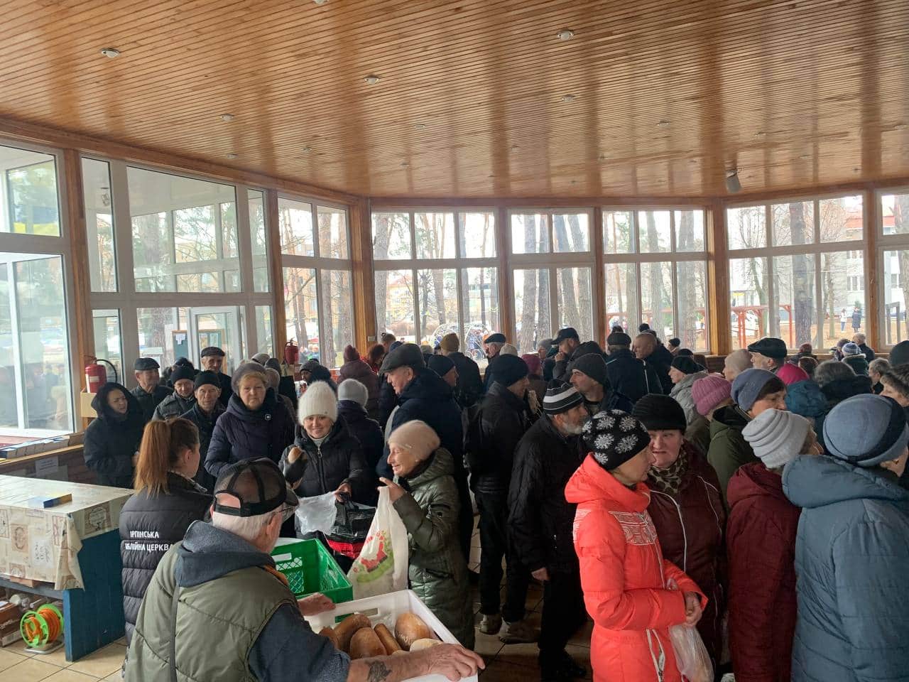 В Ірпені влада приписала собі волонтерські заслуги, які належать церкві