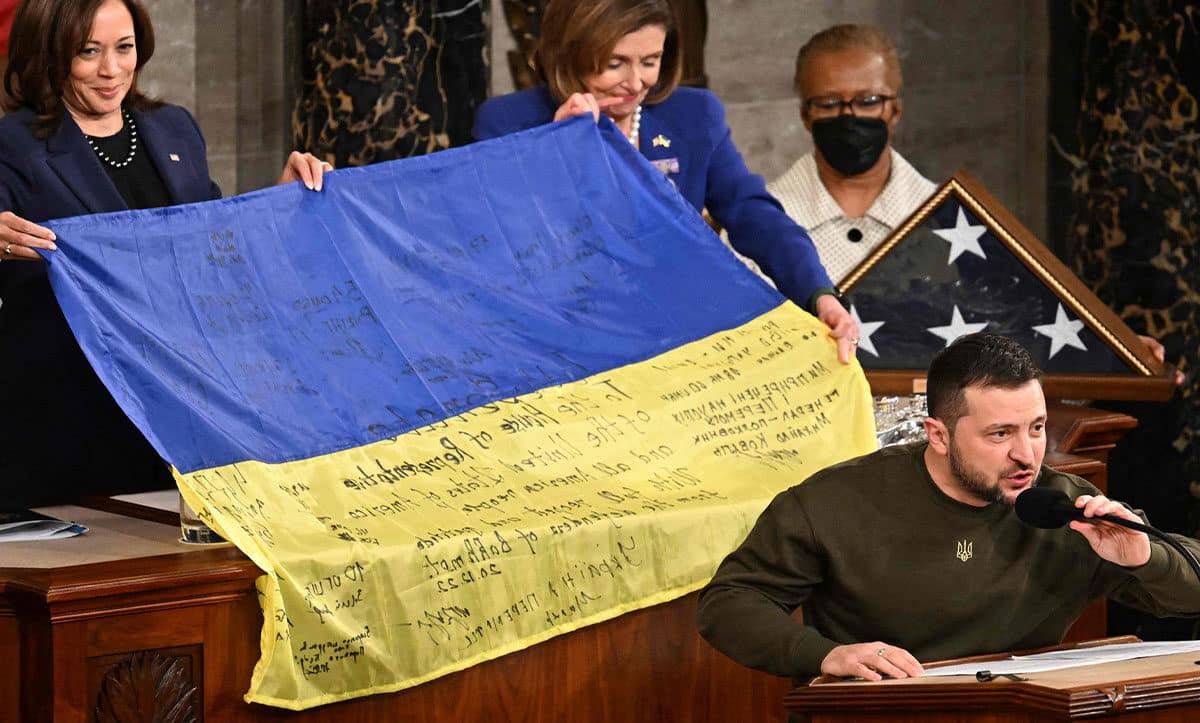 захищати Україну