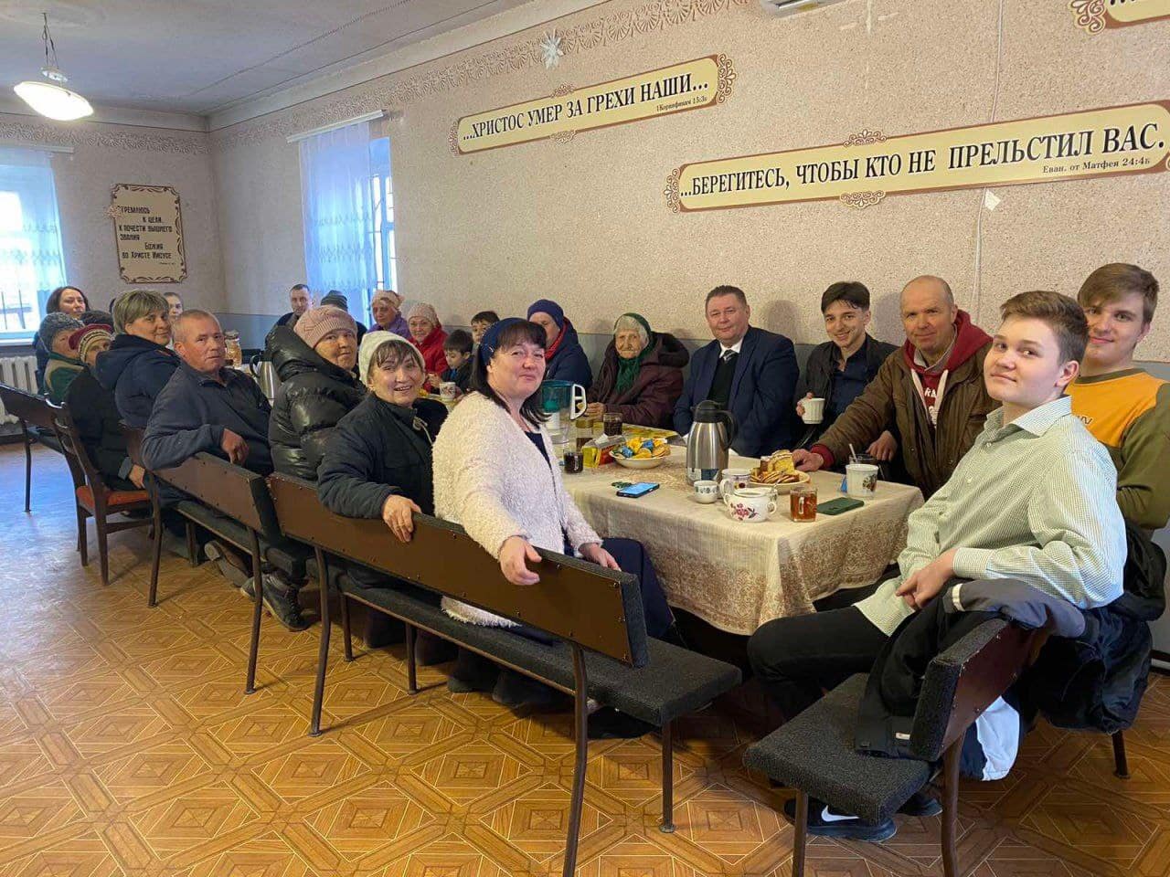 Великоднє богослужіння відбулося у комишуваській церкві ЄХБ, попри обстріли та руйнування