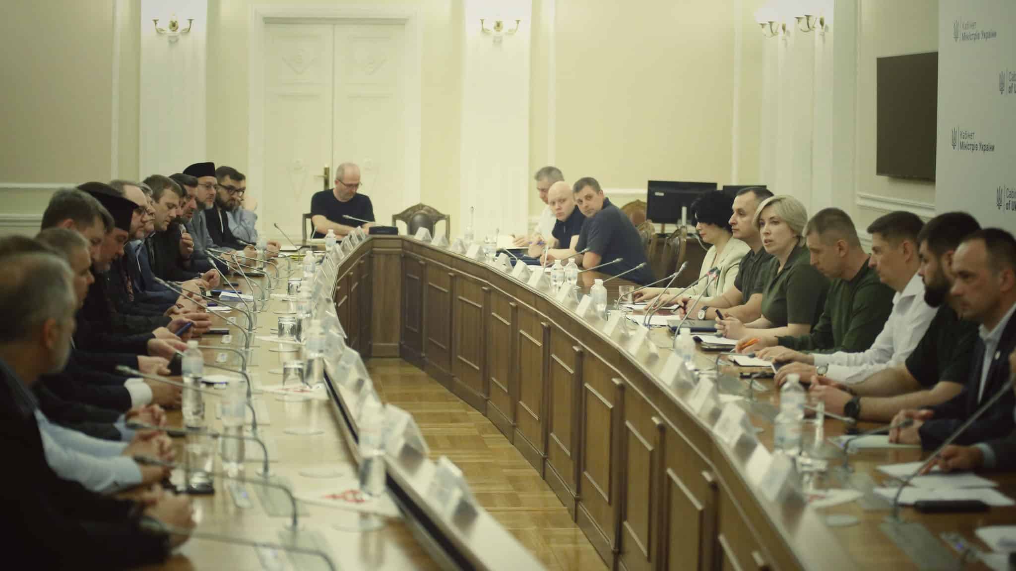 Духовна реінтеграція звільнених територій України: Уряд та релігійні спільноти активізують роботу