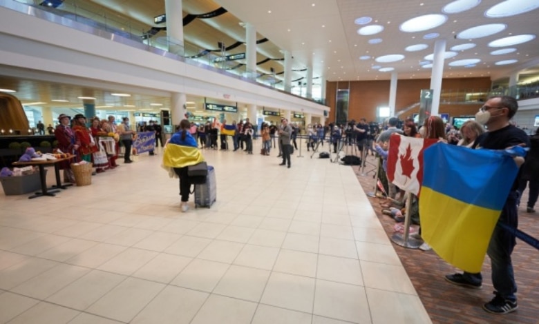 скільки українців прибули до Канади