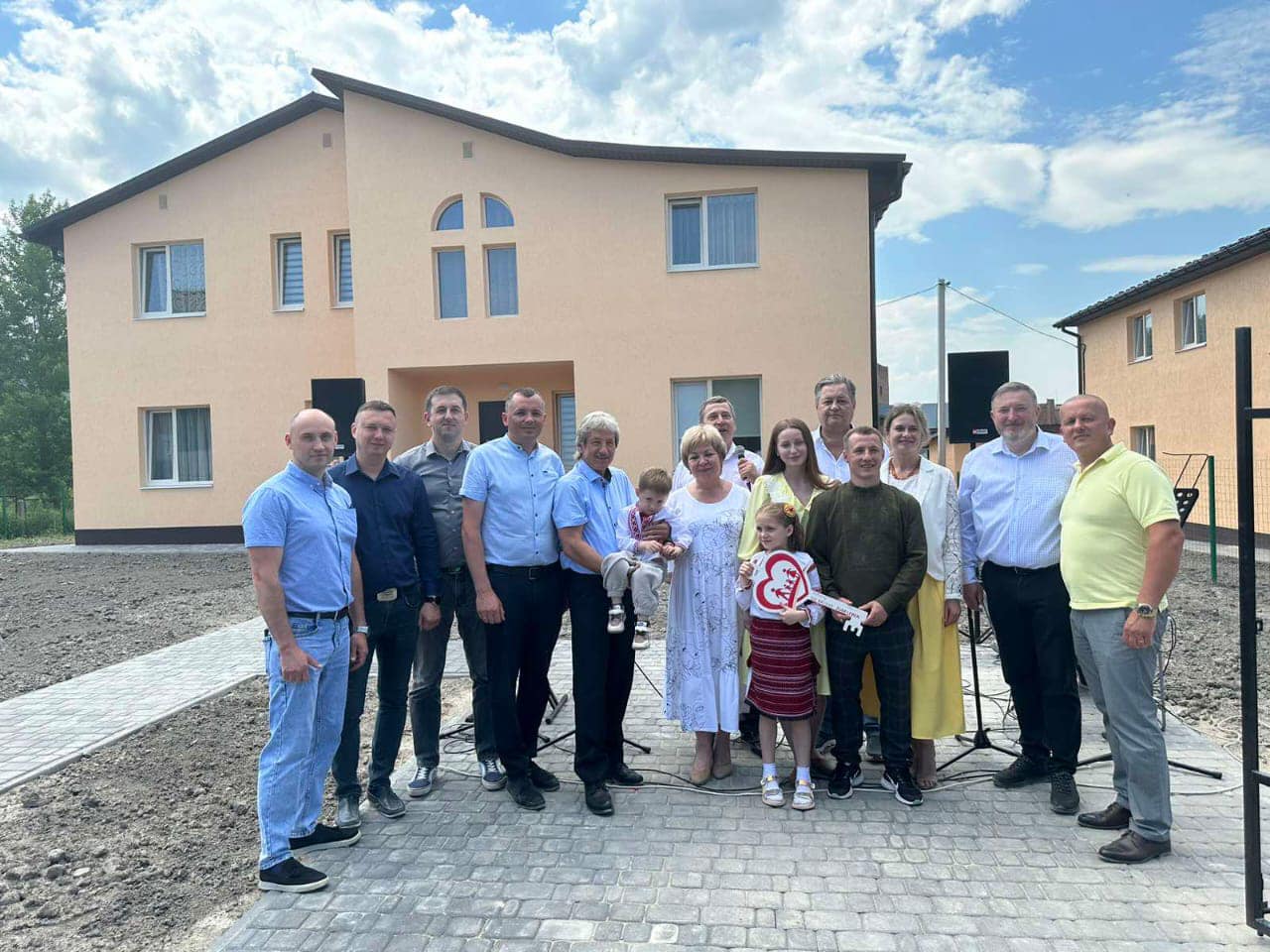 Німецький благодійний фонд «Міст в життя» збудував два будинки для дітей-сиріт у Кременці