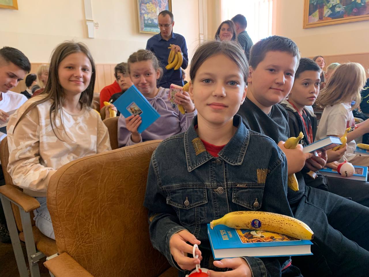 Діти Чернівецького інтернату та спецшколи отримали дитячі Біблії в рамках благодійної акції