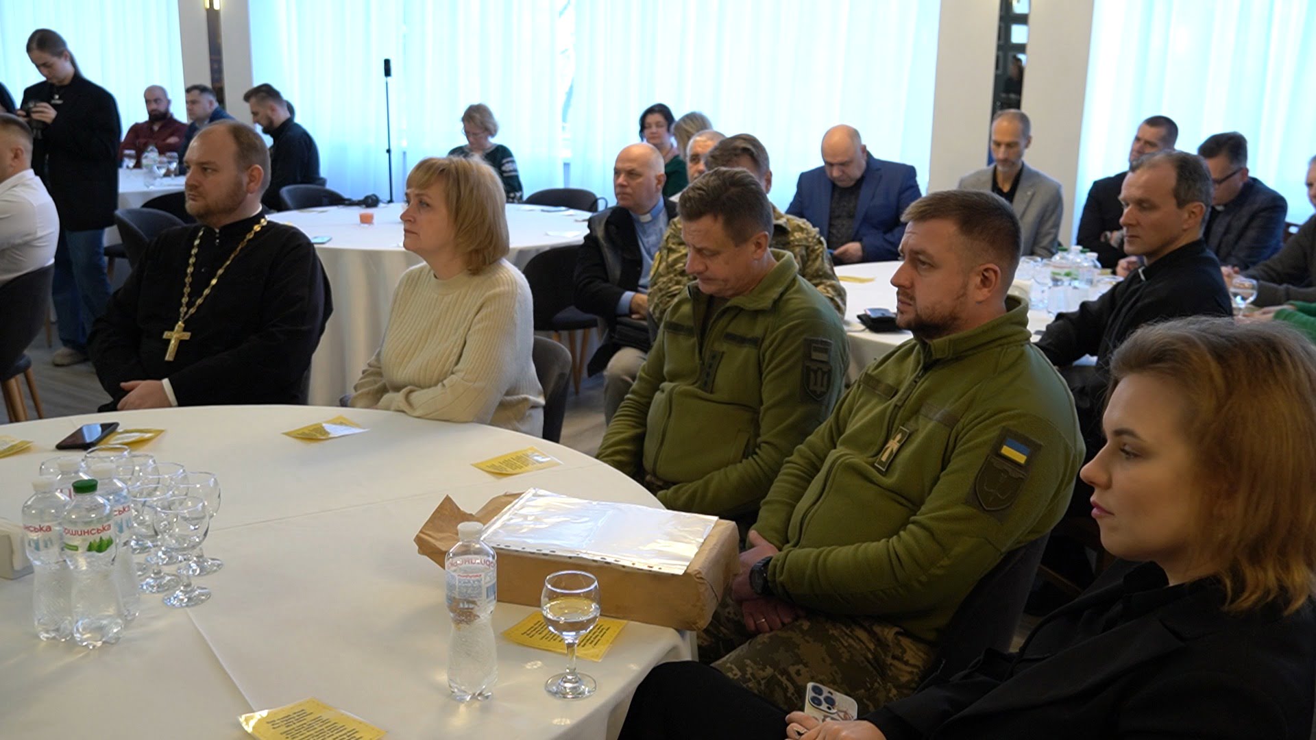 Учасники молитовного сніданку в Черкасах об'єднуються у молитві.