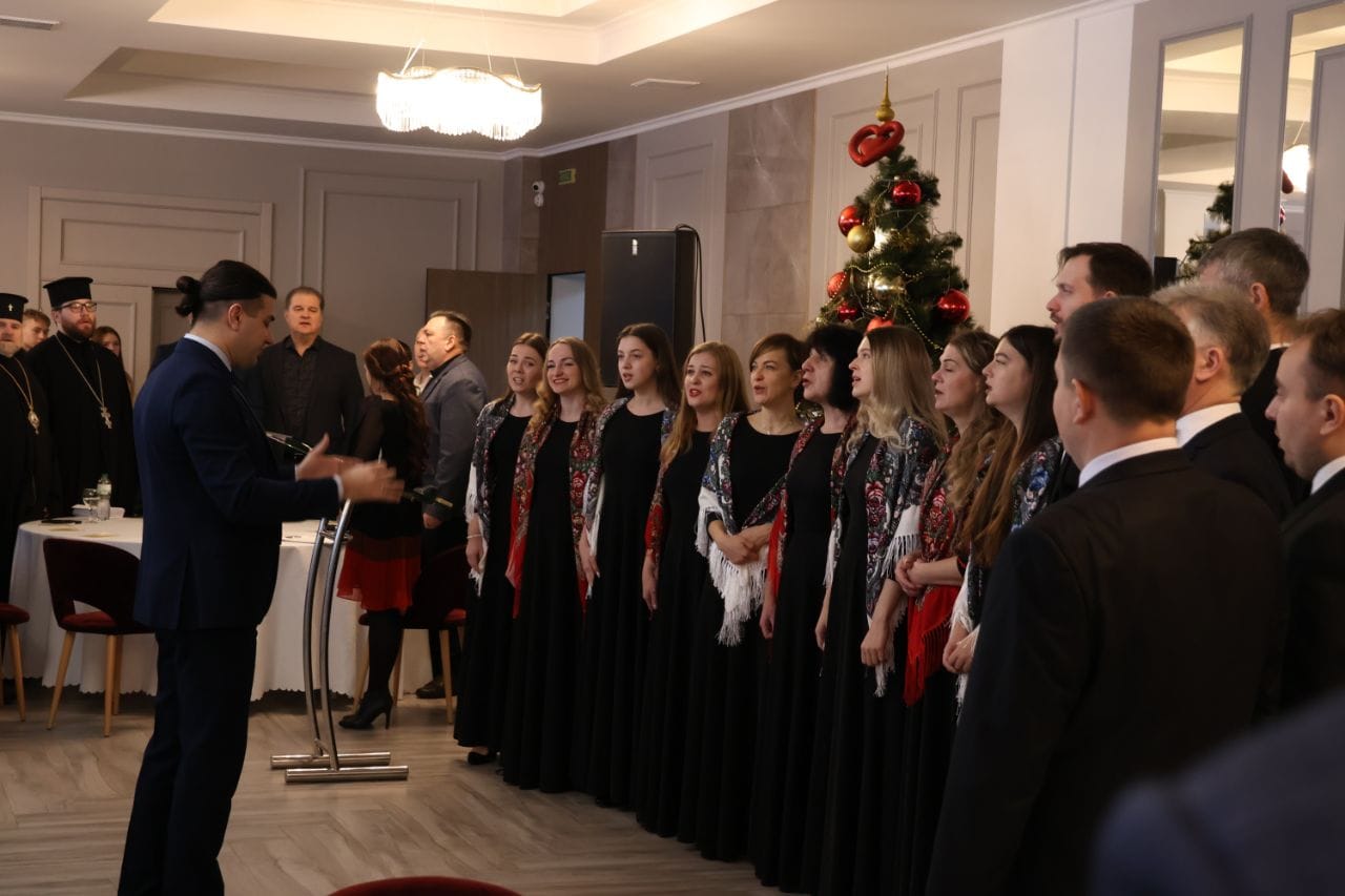 Учасники молитовного сніданку в Черкасах об'єднуються у молитві.