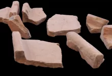 Фрагменти керамічної черепиці, знайдені в Місті Давида, Єрусалим, які можуть бути частиною фортеці Акри, збудованої Антіохом IV Епіфаном