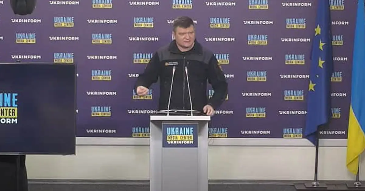 Рятувальники ДСНС працюють на місці вибуху", "Олександр Хорунжий на брифінгу в медіацентрі