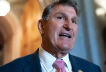 Сенатор Джо Манчін обговорює міграційну політику США