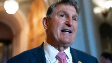 Сенатор Джо Манчін обговорює міграційну політику США