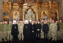 Випускники курсів військового капеланства КНУ імені Тараса Шевченка отримують благословення та сертифікати.