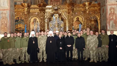 Випускники курсів військового капеланства КНУ імені Тараса Шевченка отримують благословення та сертифікати.