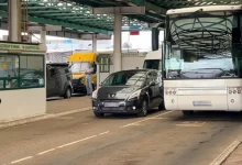 Фотографія пункту пропуску на українсько-польському кордоні з великою кількістю пасажирів.