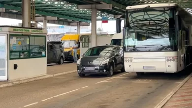 Фотографія пункту пропуску на українсько-польському кордоні з великою кількістю пасажирів.