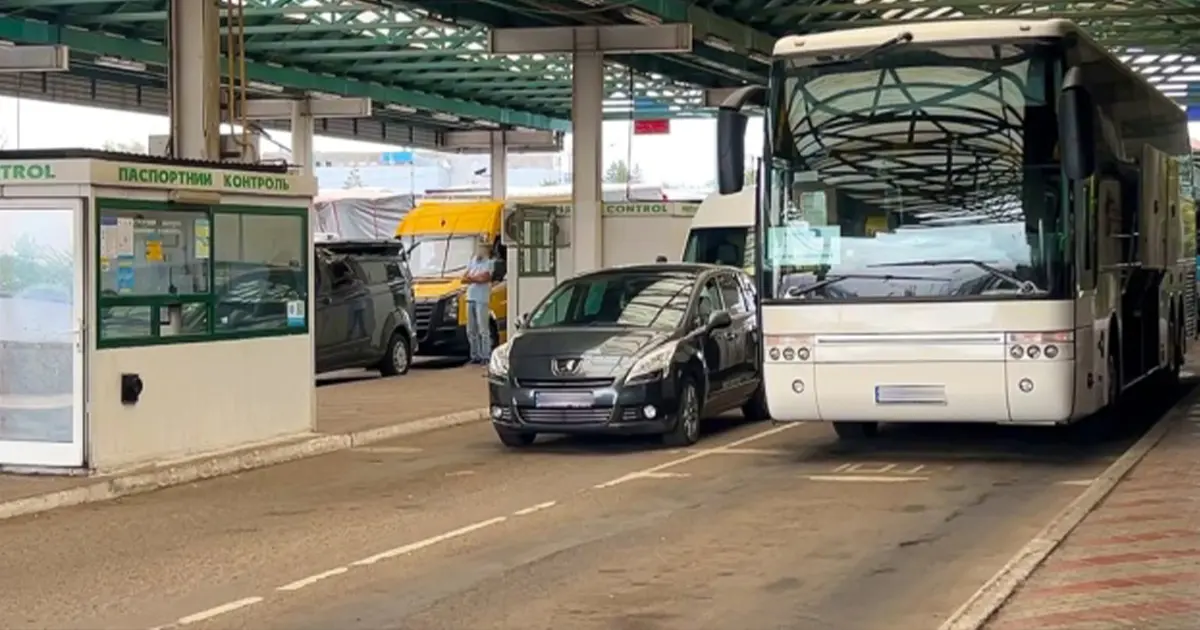 Фотографія пункту пропуску на українсько-польському кордоні з великою кількістю пасажирів.