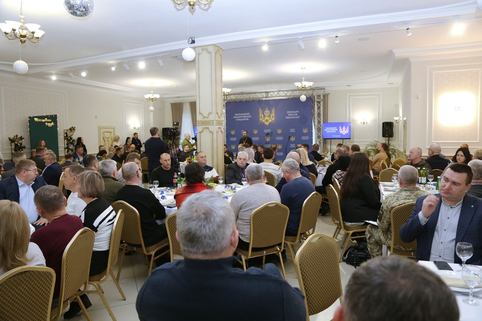 У Збаражі відбувся перший молитовний сніданок на якому молилися за Україну та зібрали кошти для ЗСУ