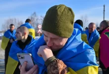 Зображення звільнених українських полонених, які повертаються додому