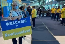 Група українських біженців, які прибувають до Канади в рамках програми CUAET