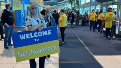 Група українських біженців, які прибувають до Канади в рамках програми CUAET